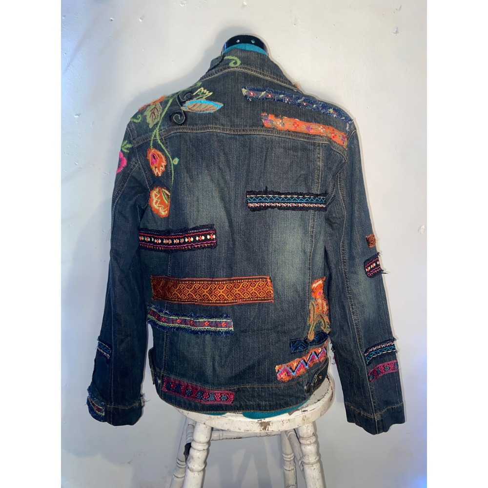 Chico's Embroidered Patchwork Denim Jacket Statement Whimsy Floral Boho Size 1 - Picture 3 of 5